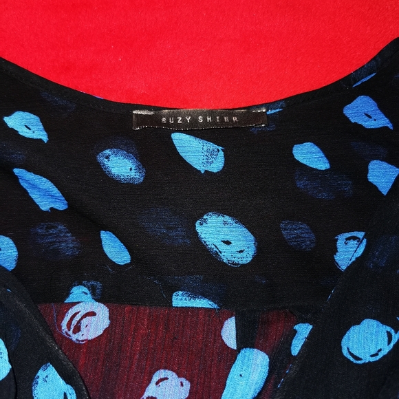 Woman's blouse - Picture 3 of 3